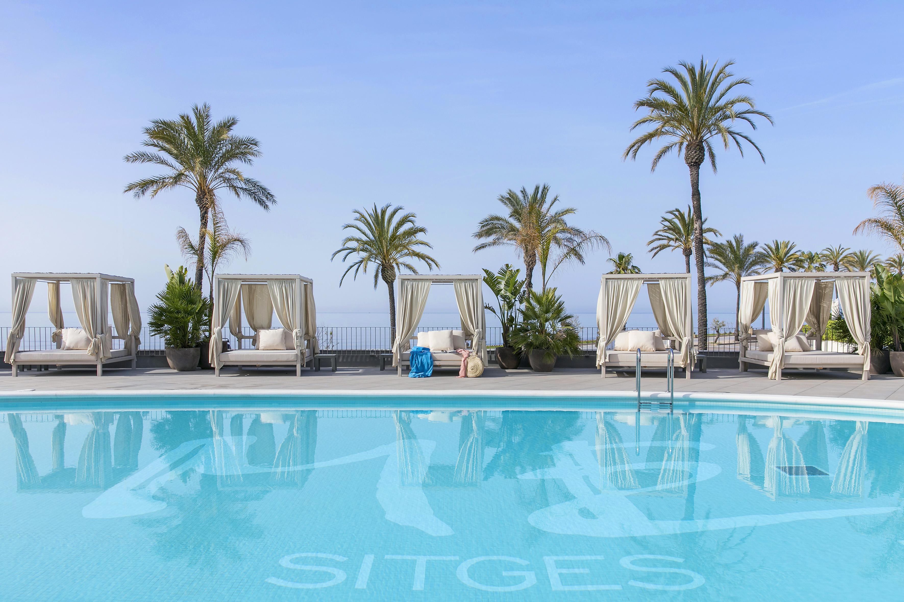 ホテル Me シッチェス テラマール エクステリア 写真 The pool at the hotel
