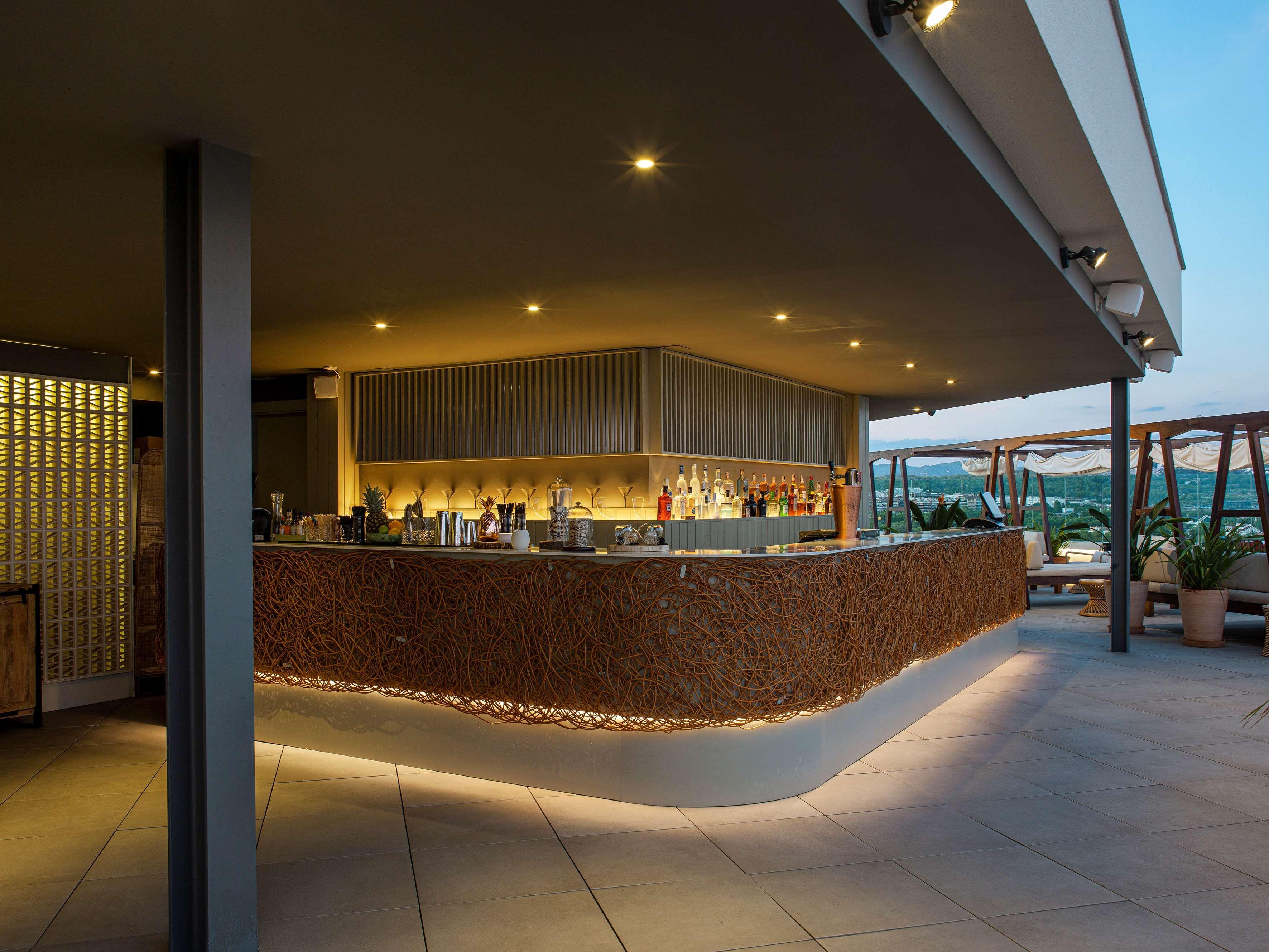 ホテル Me シッチェス テラマール エクステリア 写真 The bar at the rooftop
