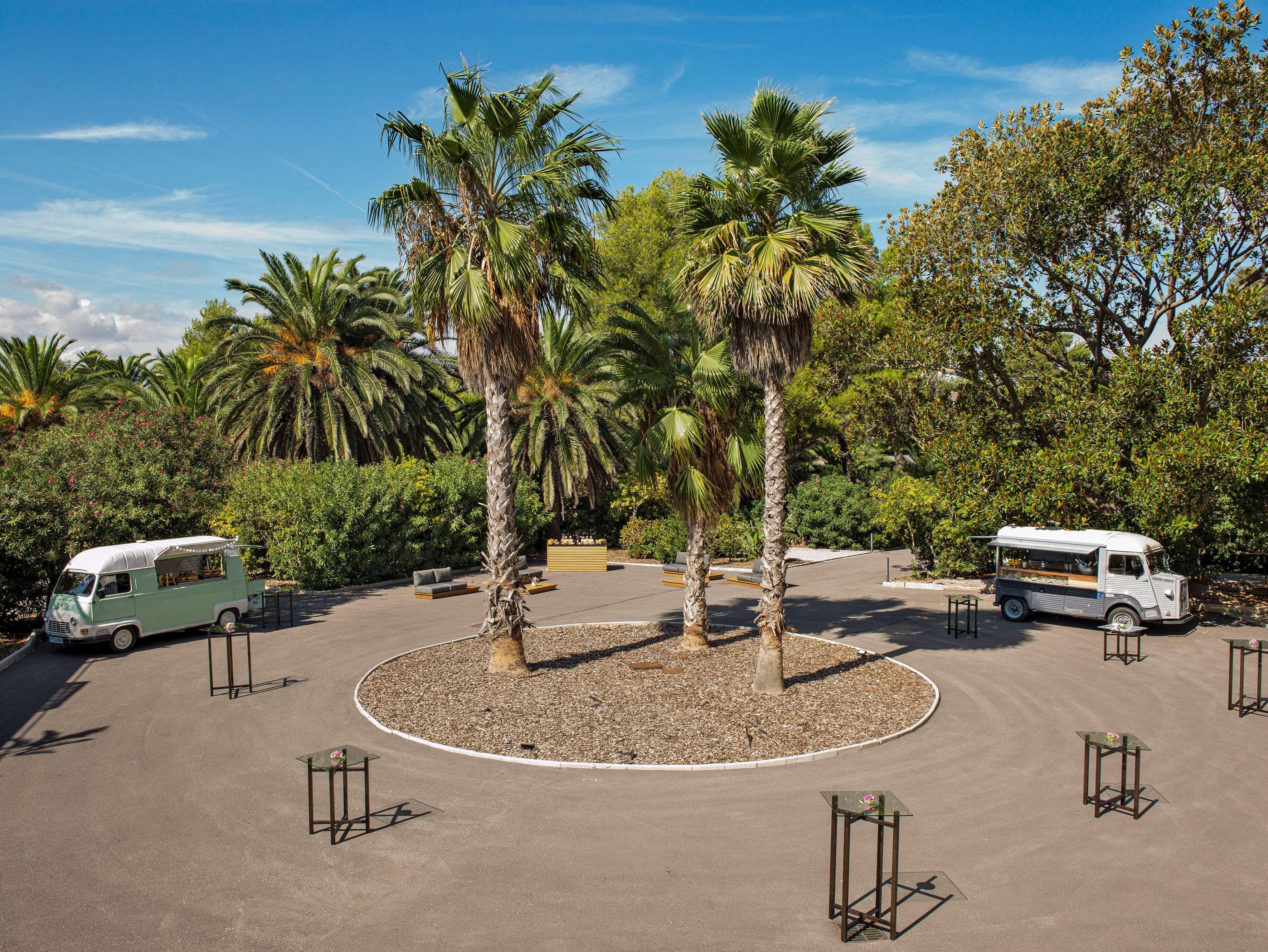 ホテル Me シッチェス テラマール エクステリア 写真 The parking lot at the Desert Botanical Gardens