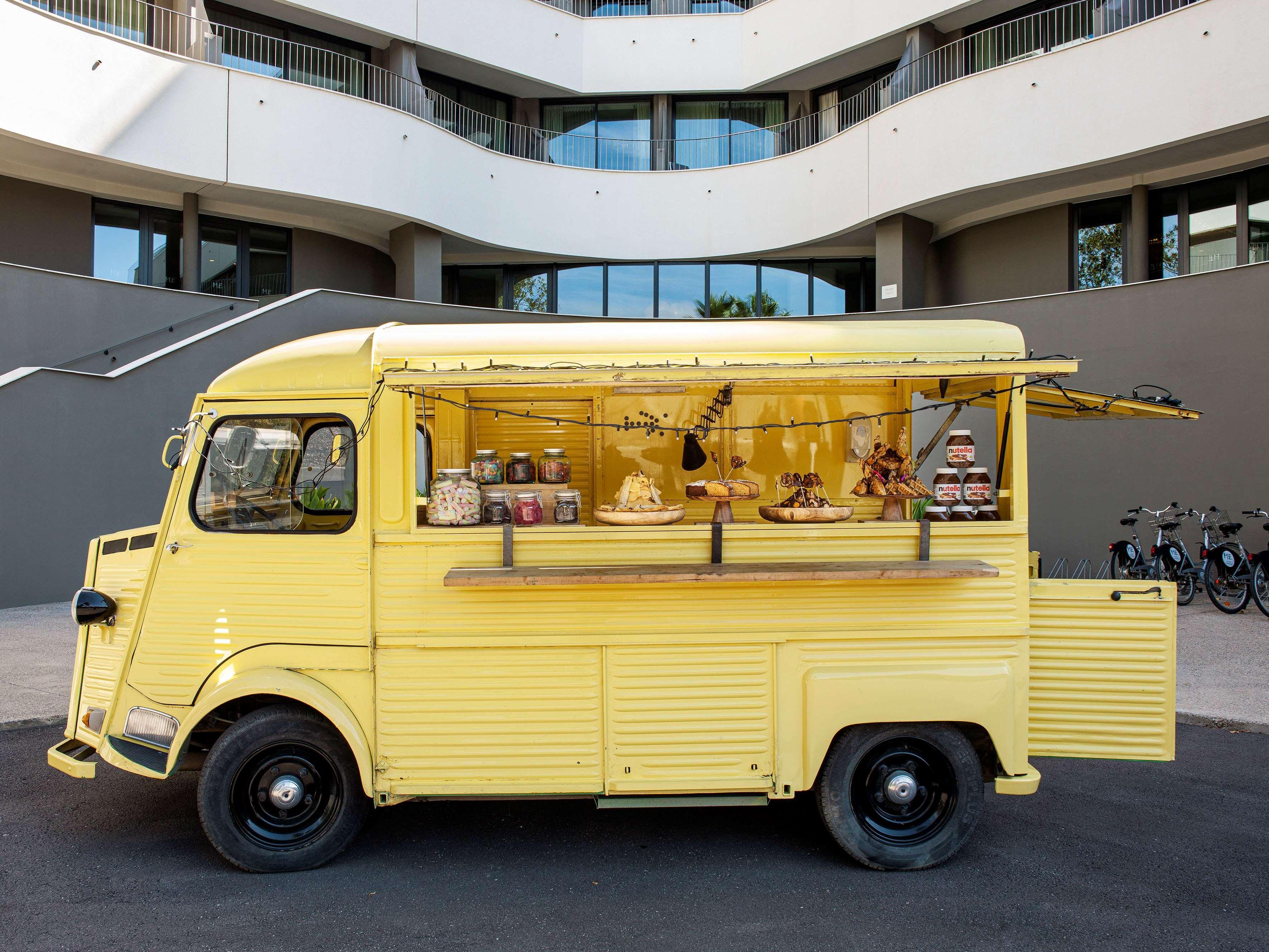 ホテル Me シッチェス テラマール エクステリア 写真 A Citroën Type HY