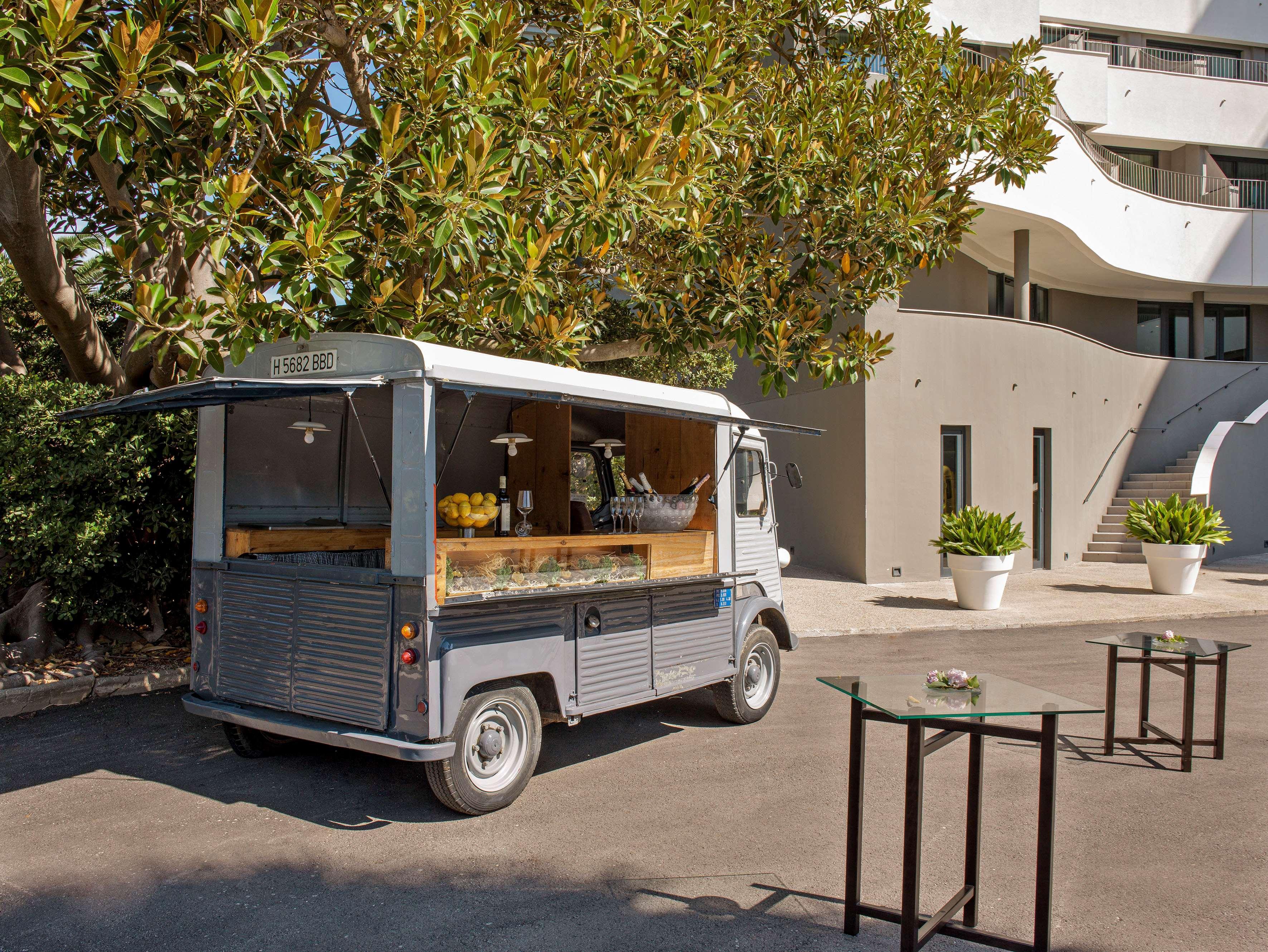 ホテル Me シッチェス テラマール エクステリア 写真 A food truck in San Francisco