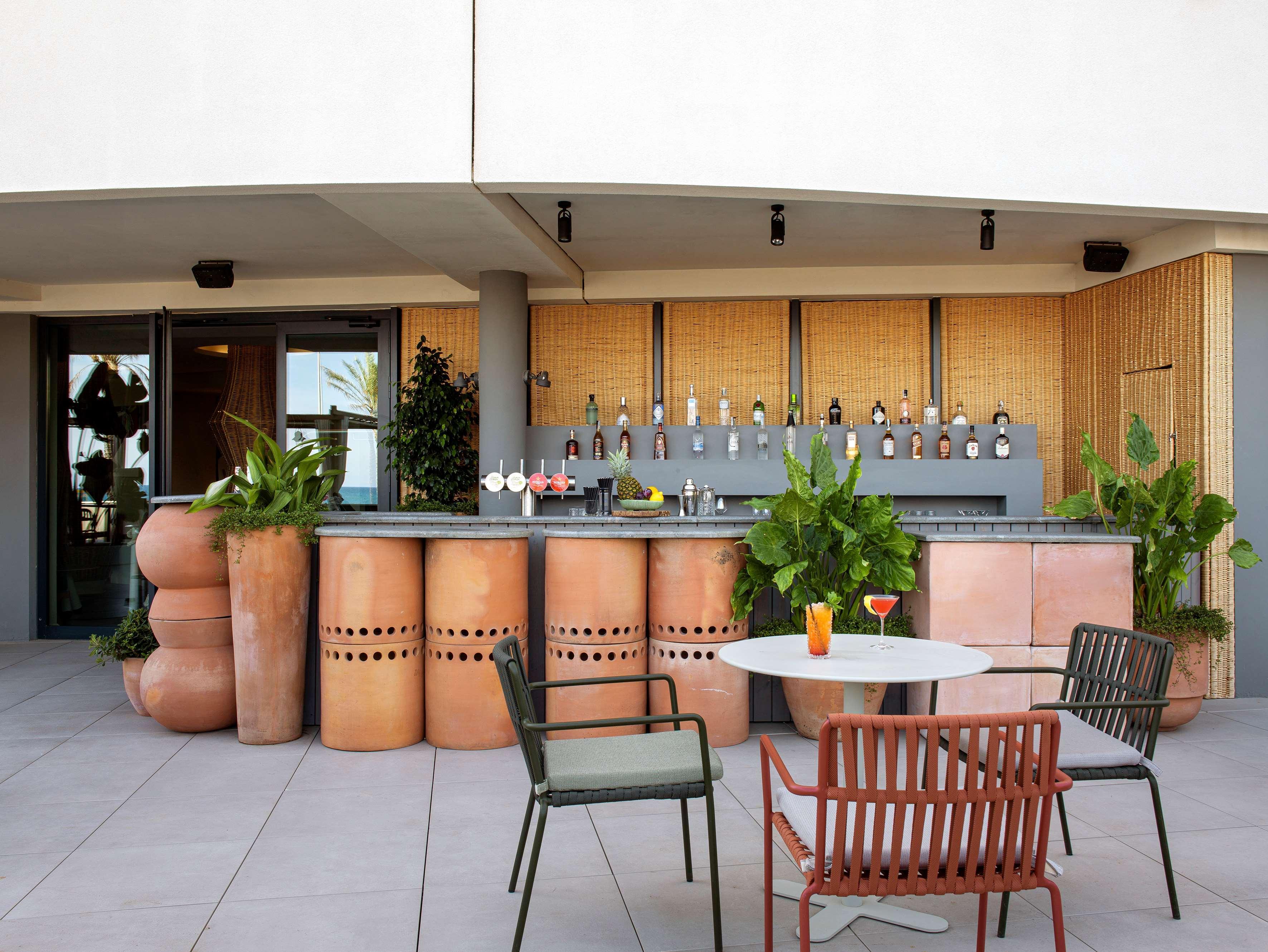 ホテル Me シッチェス テラマール エクステリア 写真 The rooftop bar at the hotel