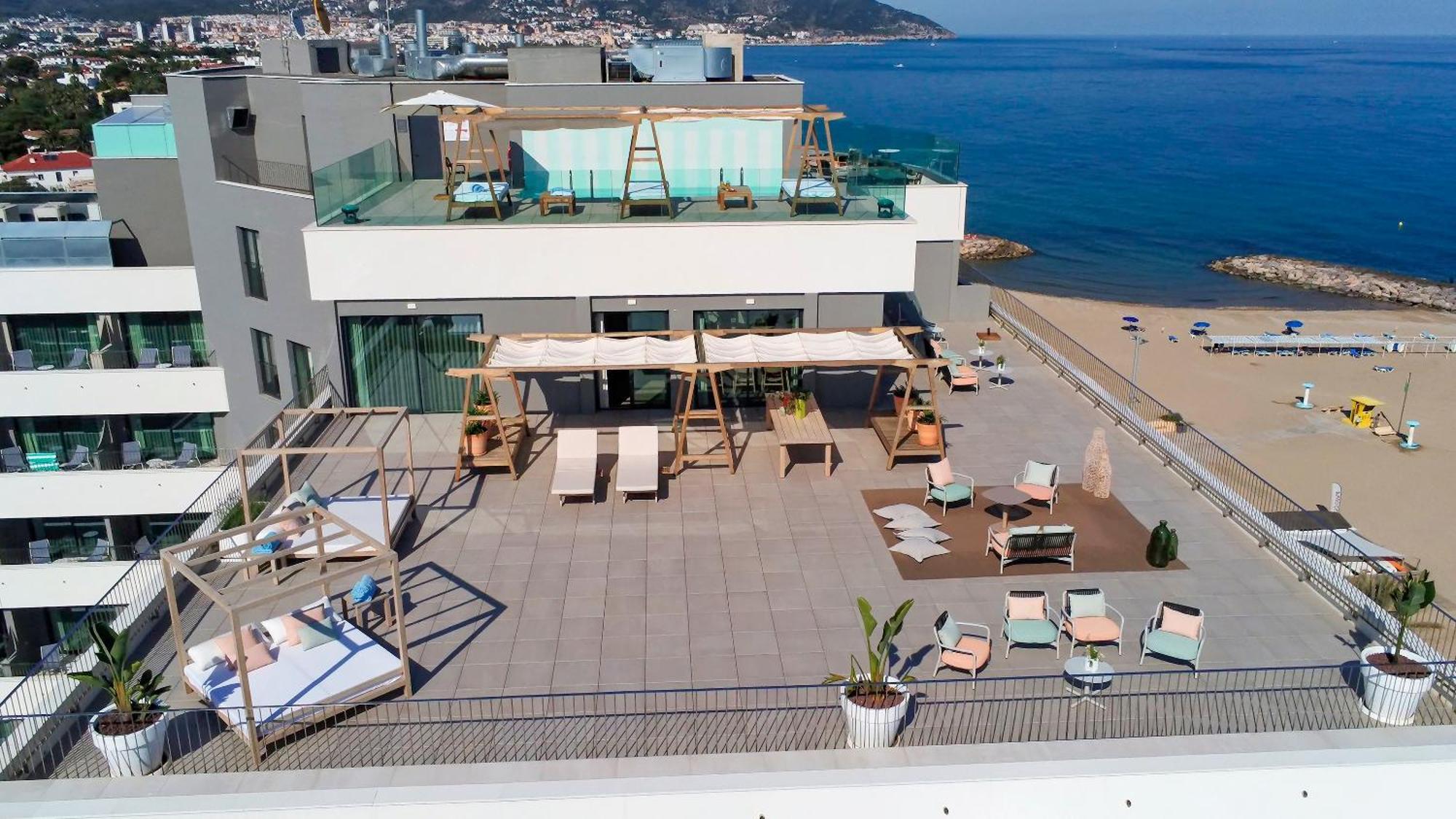 ホテル Me シッチェス テラマール エクステリア 写真 The hotel's rooftop