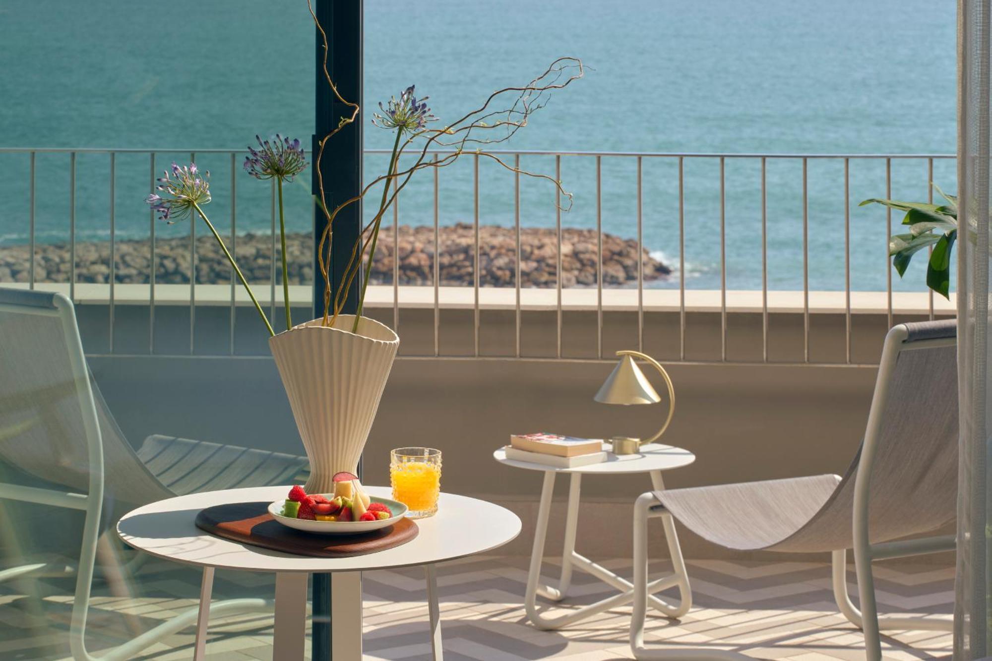 ホテル Me シッチェス テラマール エクステリア 写真 A balcony at the hotel