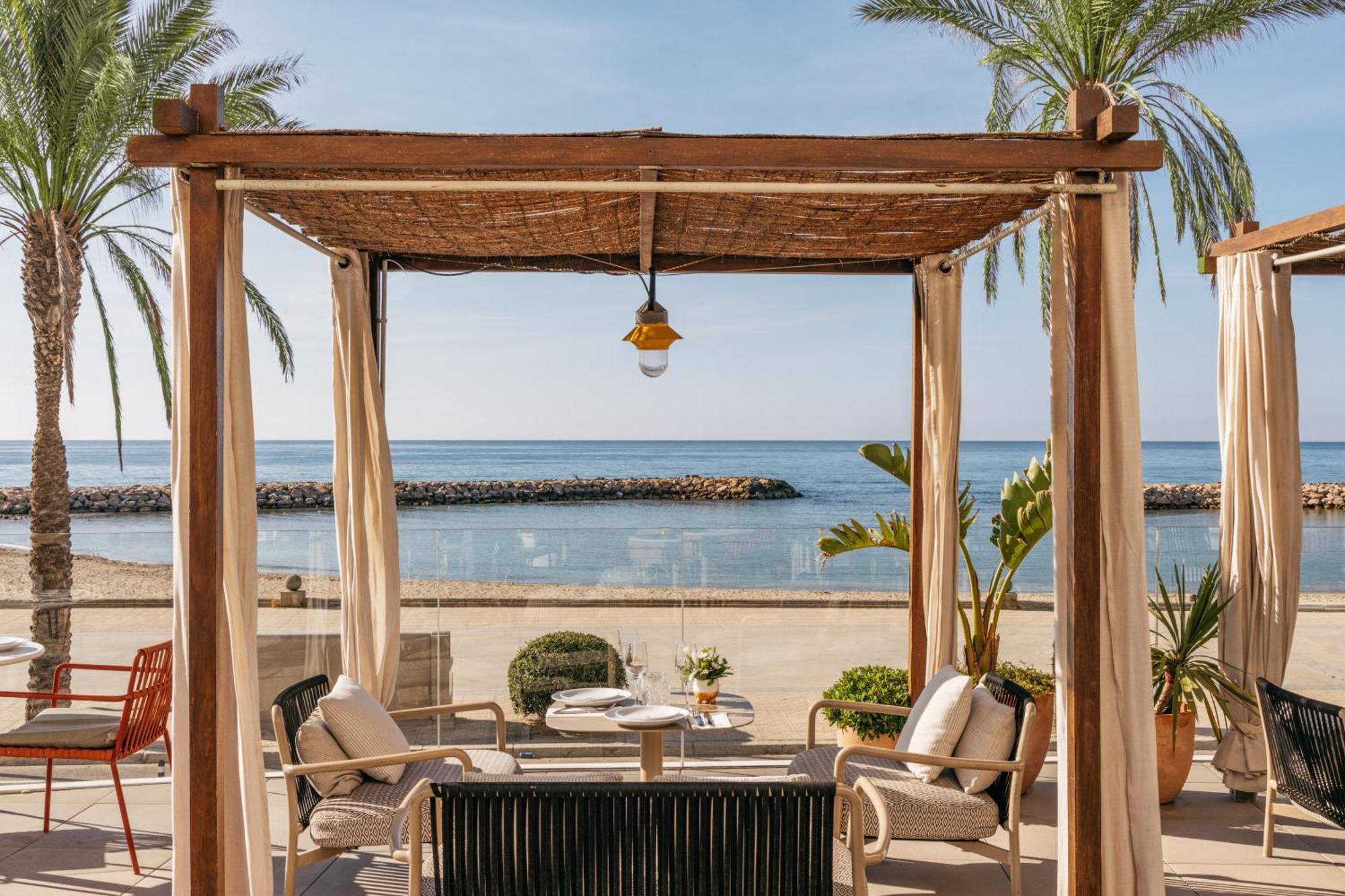 ホテル Me シッチェス テラマール エクステリア 写真 Beachfront dining at the hotel