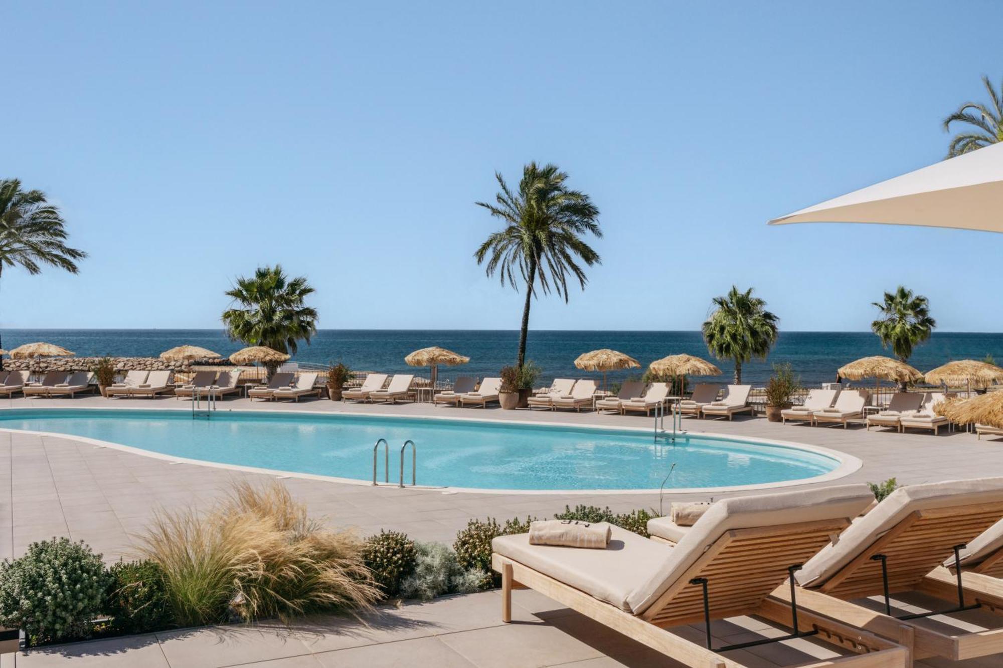 ホテル Me シッチェス テラマール エクステリア 写真 The pool at the Hotel du Cap-Eden-Roc