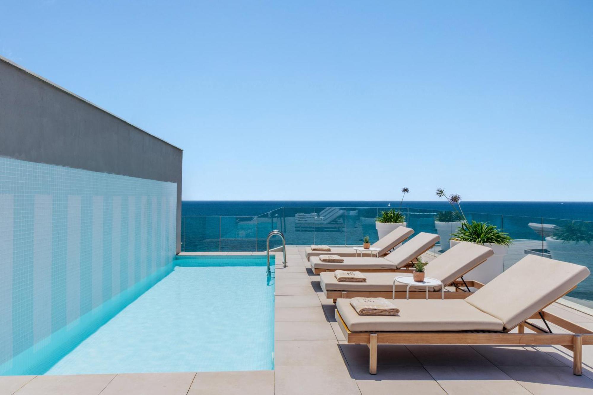 ホテル Me シッチェス テラマール エクステリア 写真 Rooftop pool at the Hotel