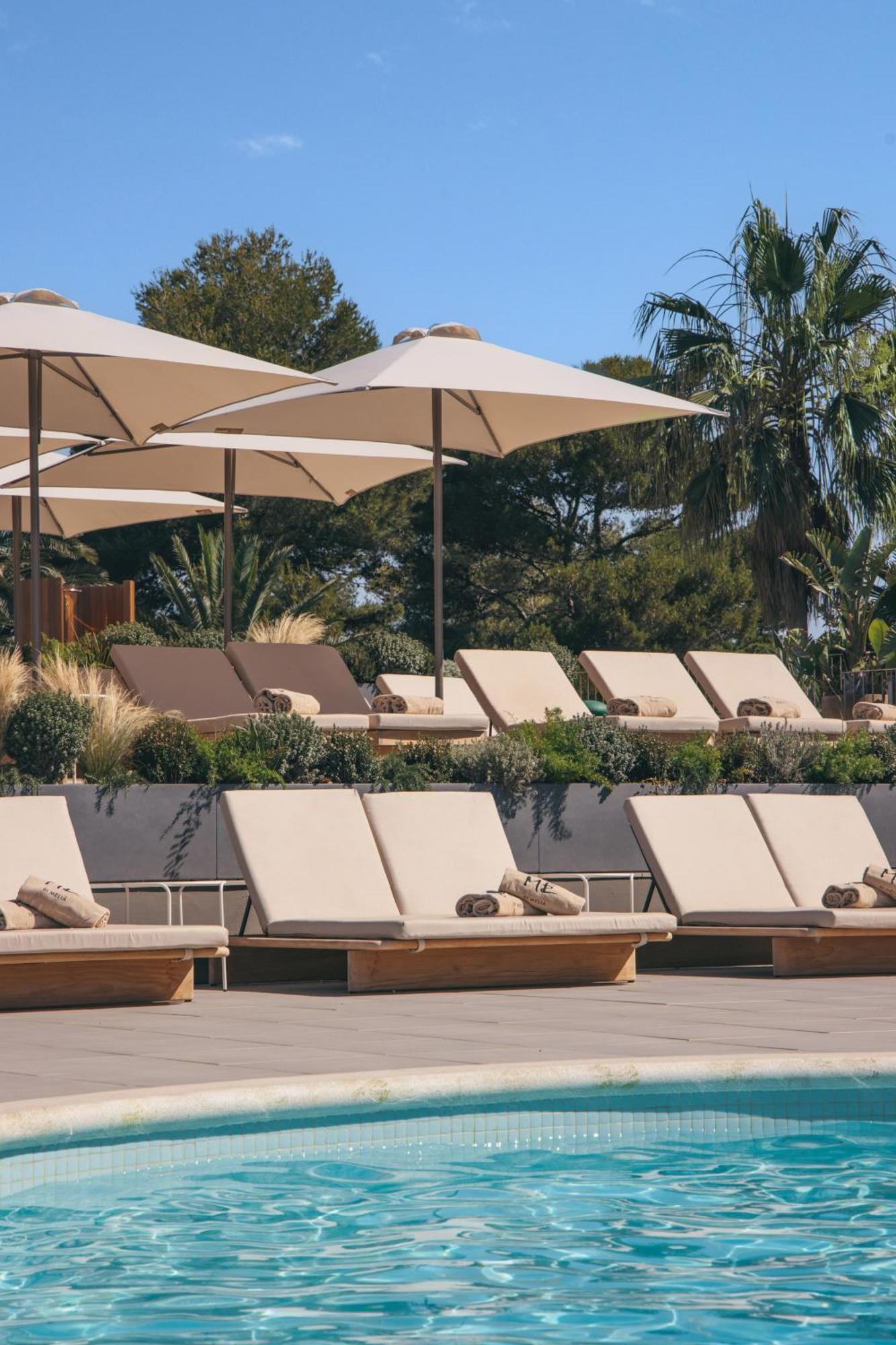 ホテル Me シッチェス テラマール エクステリア 写真 The pool at the Four Seasons Resort