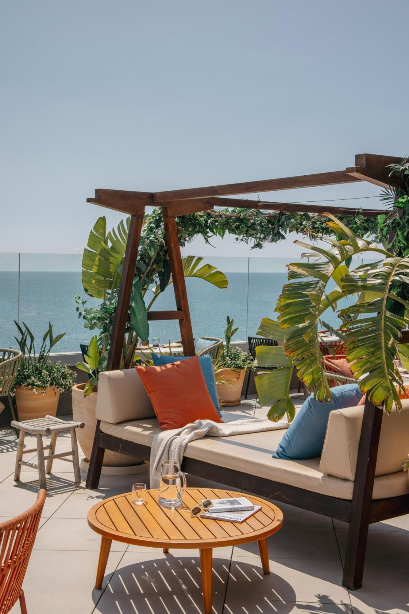 ホテル Me シッチェス テラマール エクステリア 写真 The rooftop terrace at the hotel